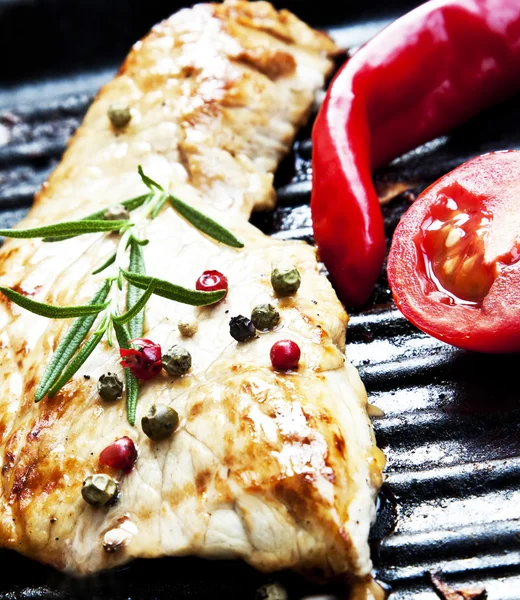 Bife de porco grelhado com alecrim e legumes — Fotografia de Stock