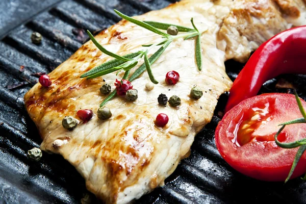 Bife de porco grelhado com alecrim e legumes — Fotografia de Stock