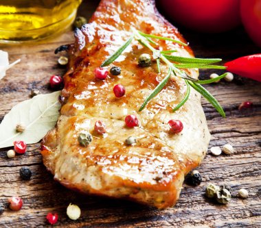 Biberiye ve sebze ızgara domuz biftek