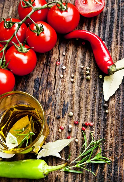 Olio d'oliva, Rosmarino, Pomodori e grani di pepe — Foto Stock