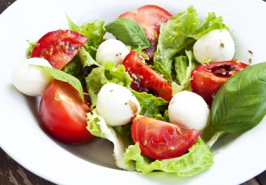 taze mozzarella, fesleğen ve domates salatası