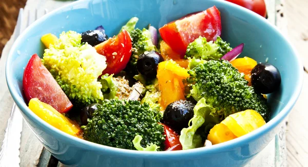 Broccoli, Tomato and Olive Salad — Stock Photo, Image