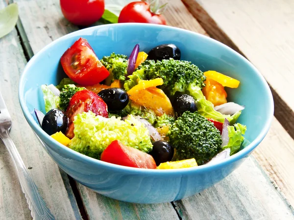 Brokkoli, Tomaten und Olivensalat — Stockfoto