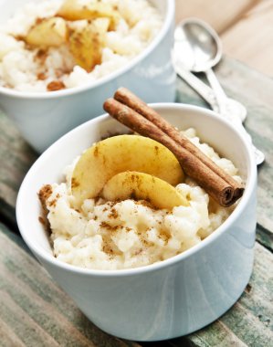 Elma ve tarçınlı sütlaç