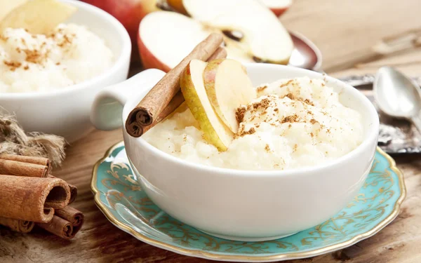 Rispudding med äpple och kanel — Stockfoto