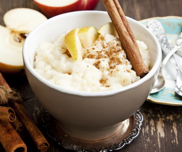 Rispudding med äpple och kanel — Stockfoto