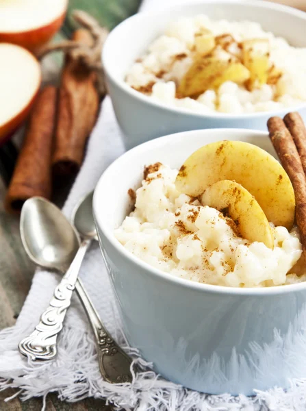 Rispudding med äpple och kanel — Stockfoto