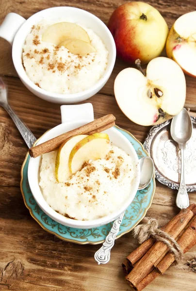 Rispudding med äpple och kanel — Stockfoto