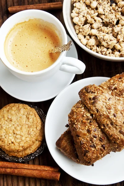 Café da manhã com café, croissant e musli crocante — Fotografia de Stock