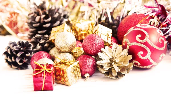 赤と金色のクリスマス プレゼントとキラキラ グローブ装飾 — ストック写真