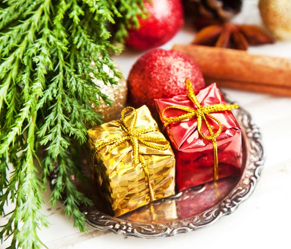 Cadeaux de Noël rouges et dorés, globes scintillants et décoration — Photo