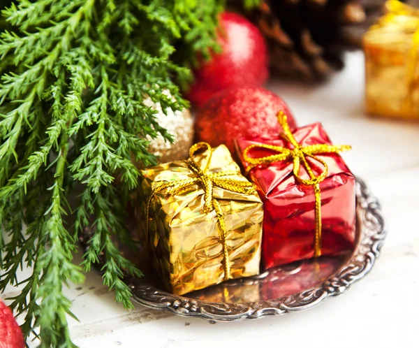 Rode en gouden Kerstcadeaus, Glitter Globes en decoratie — Stockfoto