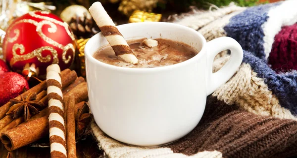 Heiße Schokolade mit Spiralsnack und Weihnachtsdekoration — Stockfoto