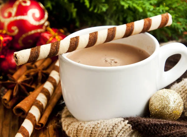 Cioccolata calda con spuntino a spirale con decorazione natalizia — Foto Stock