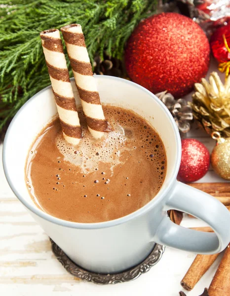 Heiße Schokolade mit Spiralsnack und Weihnachtsdekoration — Stockfoto