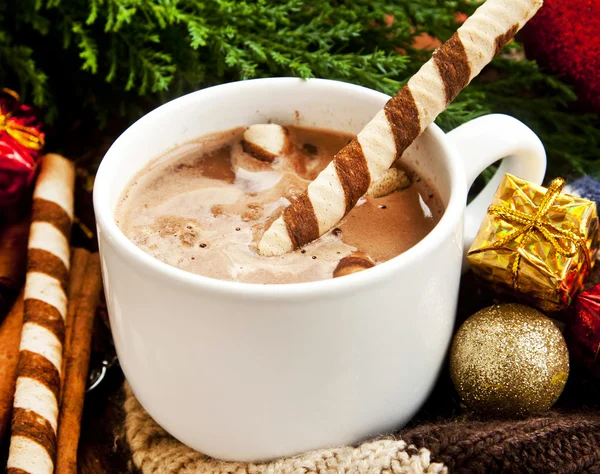 Chocolat chaud avec collation en spirale et décoration de Noël — Photo