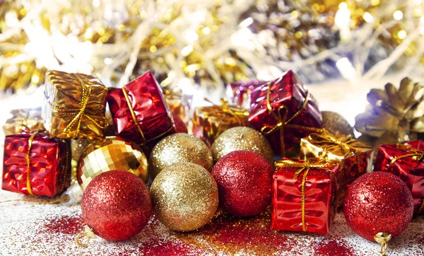 Christmas Glitter zlaté a červené kuličky a dárky dekorace — Stock fotografie