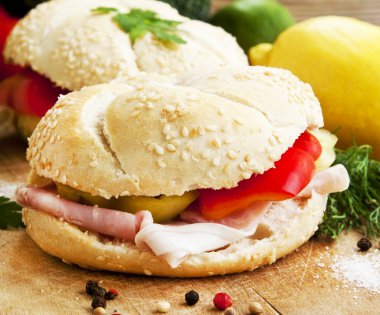 Jambonlu sandviç sebze ile