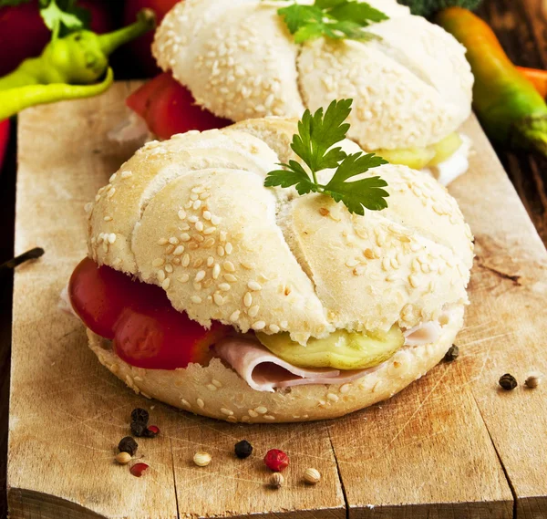 Sandwichs au jambon et légumes — Photo