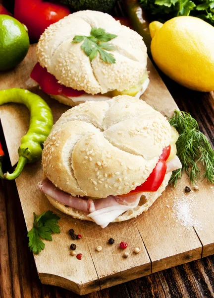 Sanduíches de presunto com legumes — Fotografia de Stock