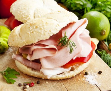 Jambonlu sandviç sebze ile