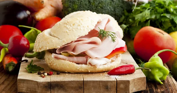 Jambonlu sandviç sebze ile