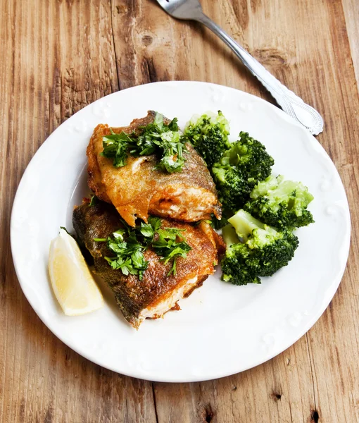 Beredda öring med Broccoli garnering — Stockfoto