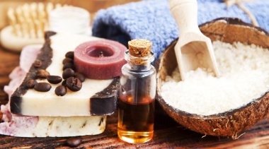 Spa ayarı esans şişesi, doğal sabun ve deniz tuzu