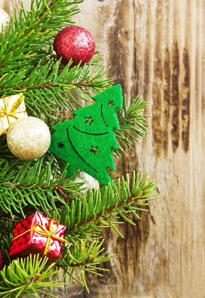 Vánoční strom dekorace s míčky a dary na Fir Tree — Stock fotografie
