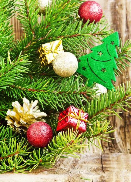 Decoração de árvore de Natal com bolas na árvore de abeto — Fotografia de Stock