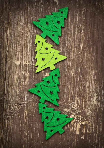Ahşap arka plan üzerinde dekoratif Noel ağaçları — Stok fotoğraf