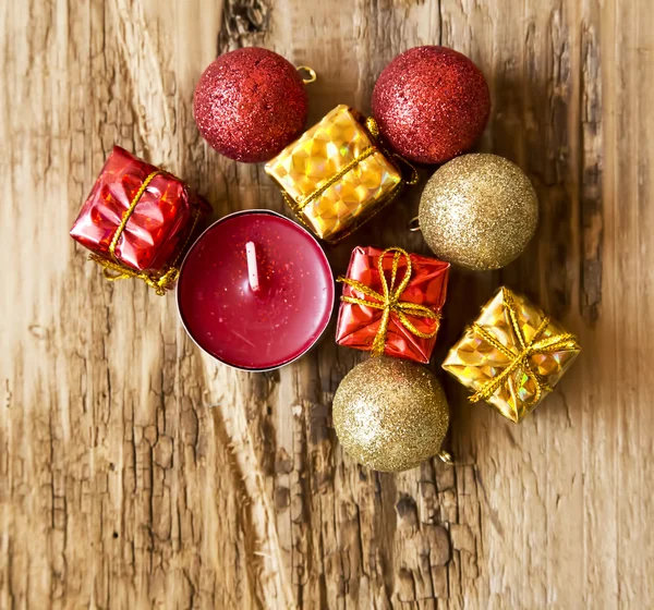Decorações de Natal com presentes e bolas de brilho — Fotografia de Stock
