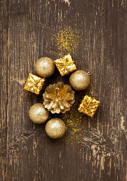 Bolas e presentes vintage dourados com brilho em fundo de madeira — Fotografia de Stock