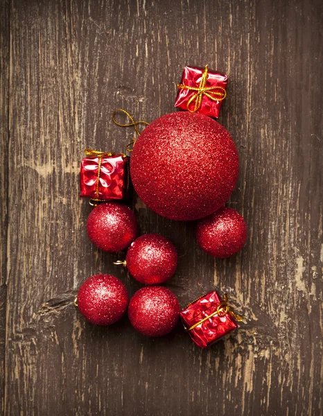 Rode Vintage Christmas ballen en geschenken op houten achtergrond — Stockfoto