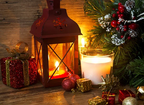 Zauberhafte Weihnachtslaterne mit Kerzen und Dekorationen — Stockfoto