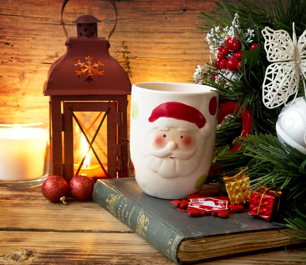 Weihnachtsmann-Tasse mit Weihnachtsdekoration Hintergrund — Stockfoto