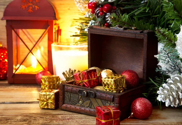 Pecho mágico lleno de regalos, ajuste de Navidad — Foto de Stock