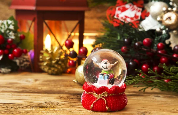 Рождественский олень в глобусе — стоковое фото