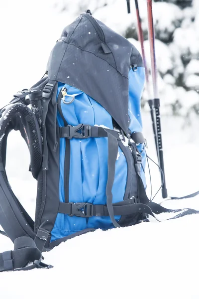 Mochila de montaña con bastones de trekking —  Fotos de Stock