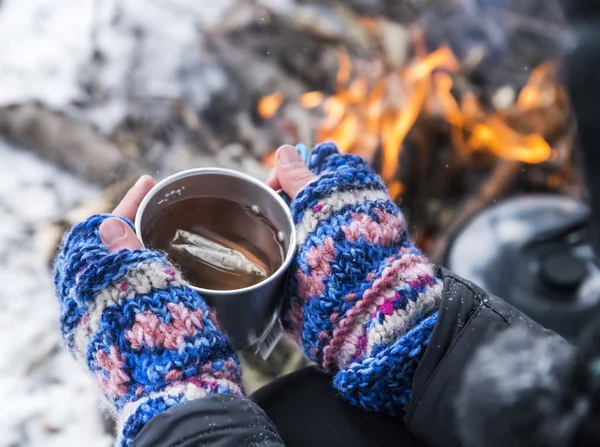 Hot Tea Outdoor near Fire Place — Stock Photo, Image