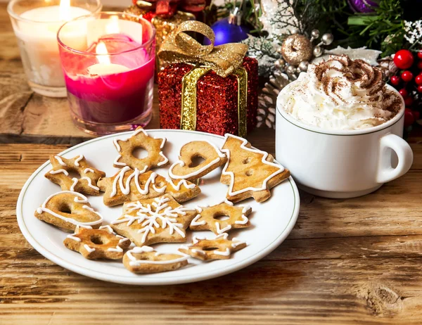 Pan de jengibre y crema de café en la decoración de Navidad — Foto de Stock