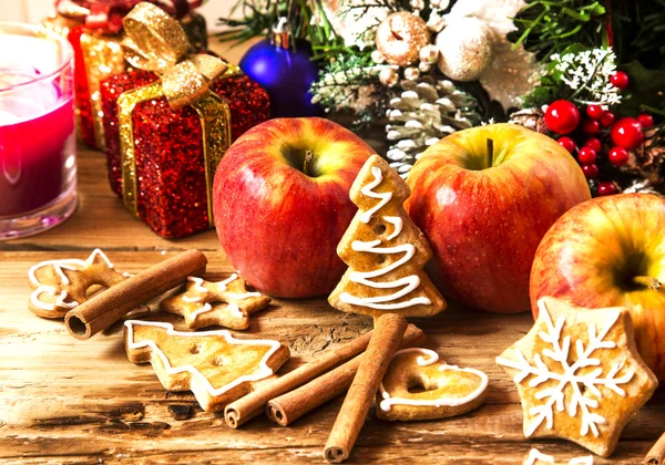 Pan de jengibre con manzanas y especias con decoración navideña — Foto de Stock