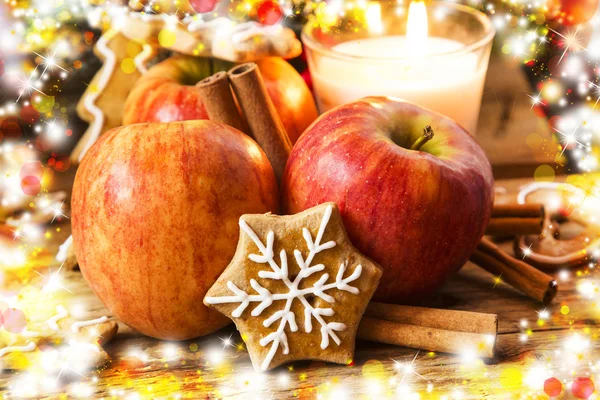 Pan de jengibre con manzanas y especias con decoración navideña —  Fotos de Stock