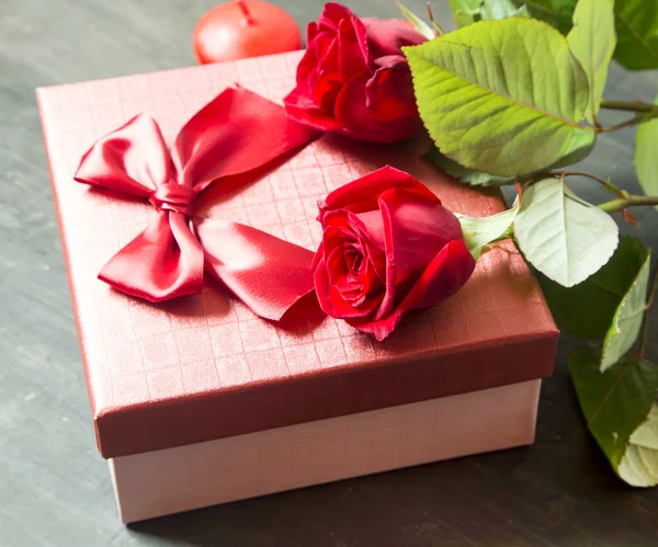 Rote Rosen und Geschenk zum Valentinstag — Stockfoto