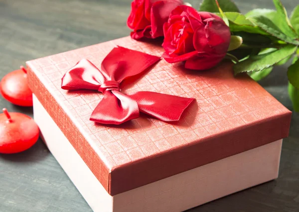 Roses rouges et cadeau pour la Saint-Valentin — Photo