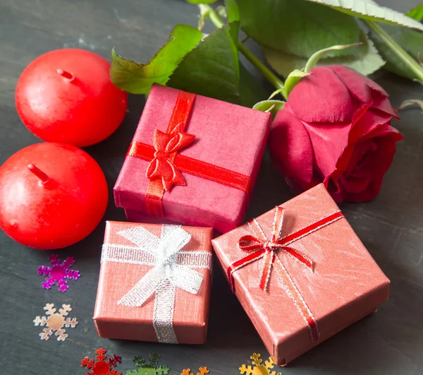 Valentinstag kleine Geschenke und Rosen — Stockfoto