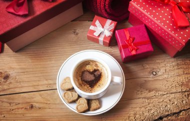Kahve kalp şeklinde Noel hediyeleri yakınındaki