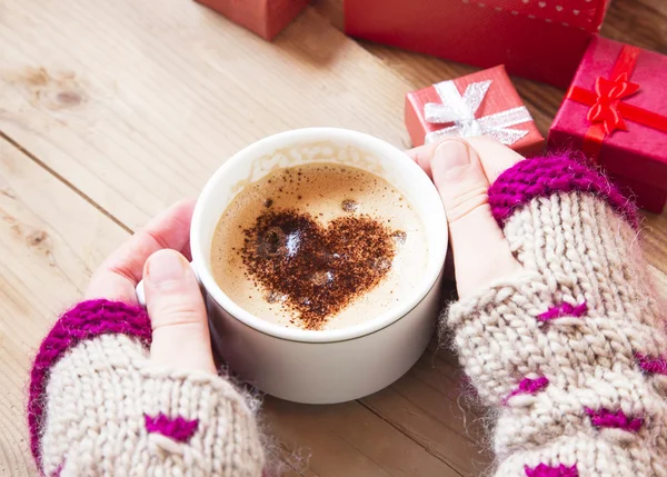 Handen met hart vorm Cappuccino — Stockfoto