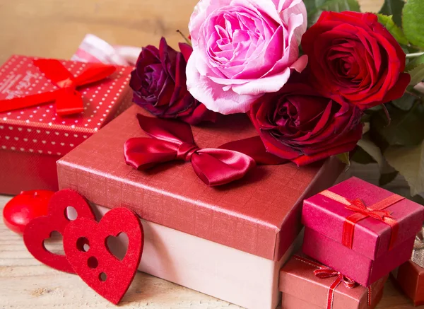 Rote Rosen und Geschenke zum Valentinstag — Stockfoto