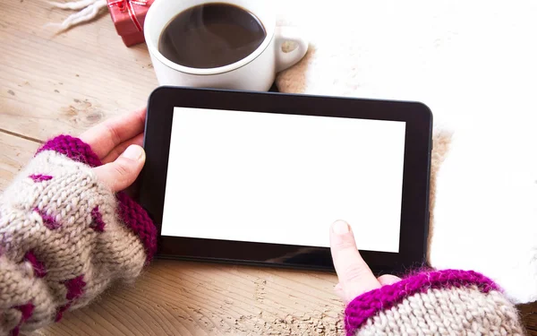 Tablet dokunmatik ekran ve kahve fincanı — Stok fotoğraf